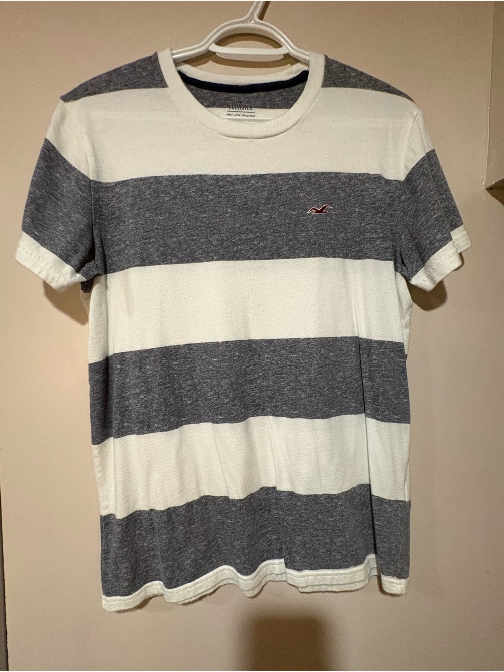 Hollister Men’s Short-Sleeve Wide Striped Crew Tee - White & Gray